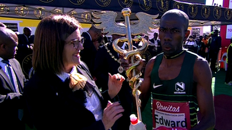 SABCNews's tweet photo. BREAKING: Edward Mothibi is the winner of the Comrades Marathon in 2019 with a time of 05:31 #ComradesMarathon2019 #SABCNews https://t.co/v8dDdJlT9u