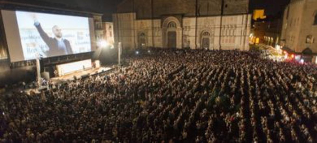 robertosaviano's tweet photo. Grazie a tutti voi per l'infinito affetto con cui mi avete accolto ieri sera a Bologna. Grazie a chi, ascoltando le mie parole e condividendole, ha scelto di non credere a menzogne e propaganda. 
#Bologna #PiazzaMaggiore #RepIdee19 @RepIdee https://t.co/tHzjMyGkLb