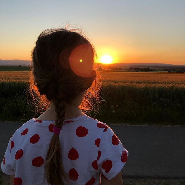 kaiser_rocks's tweet photo. [bis zum Horizont] und noch viel weiter.... Das Wetter war viel zu schön, um ins Bett zu gehen.... #kleinekaiserbleibenlangwach #nachteulen #sommerabend #kleinekaiser #sonnenuntergang #sundown #mainkinzigkreis #hohestrasse #kidsrunwild #geflochtenerzopf … https://t.co/Gxf2v0mlFQ https://t.co/vd7YKdvikH