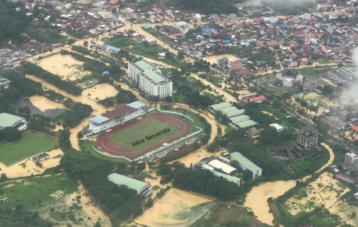 keresehan's tweet photo. Hari ini kita kebingungan akibat genangan
Air mata alam jatuh di kota tepian
Hutan di habis tebang ganti menjadi tambang
@SamarindaUpdate #SAMARINDACALAP https://t.co/pvDGghKa2X