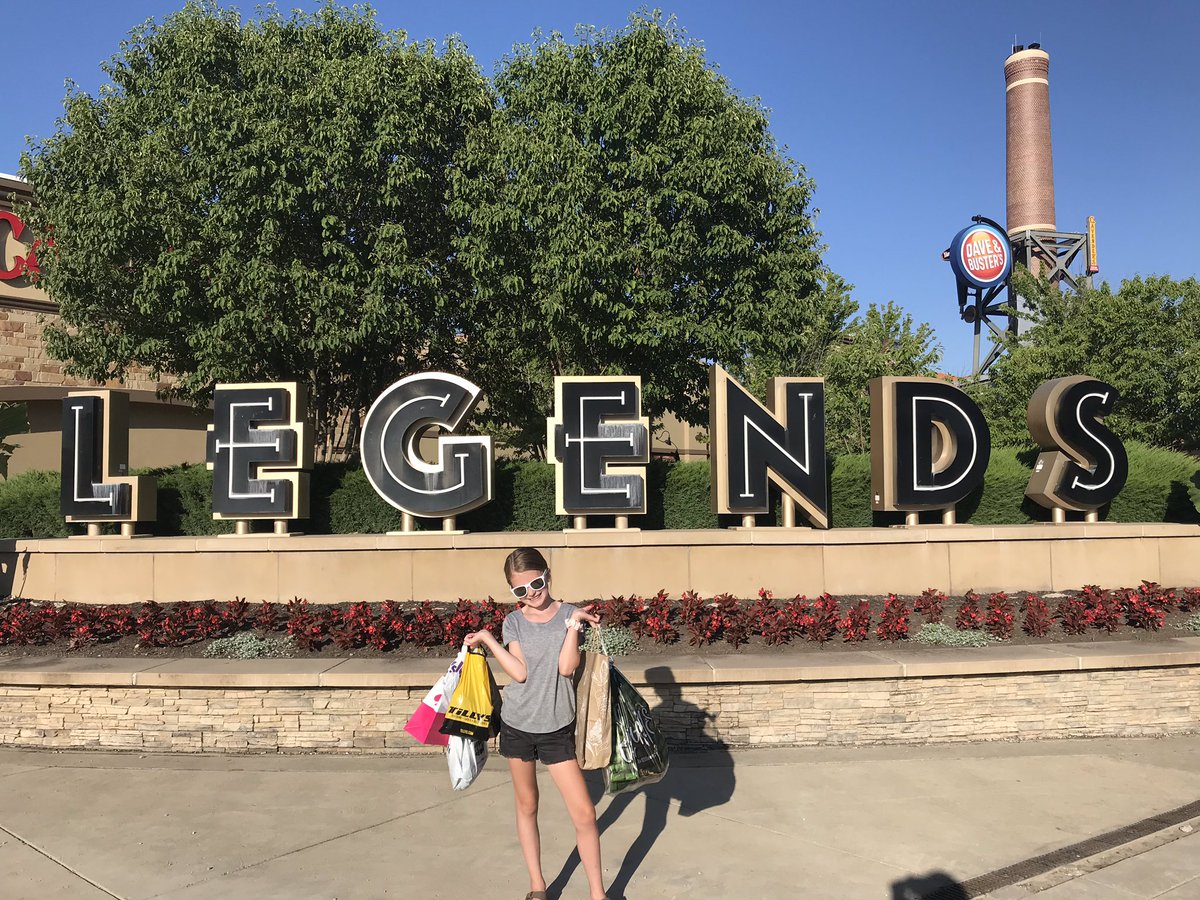 MaureenC25's tweet photo. A little 🛍 and 🎢 therapy this weekend! https://t.co/6PBs5SSpbu