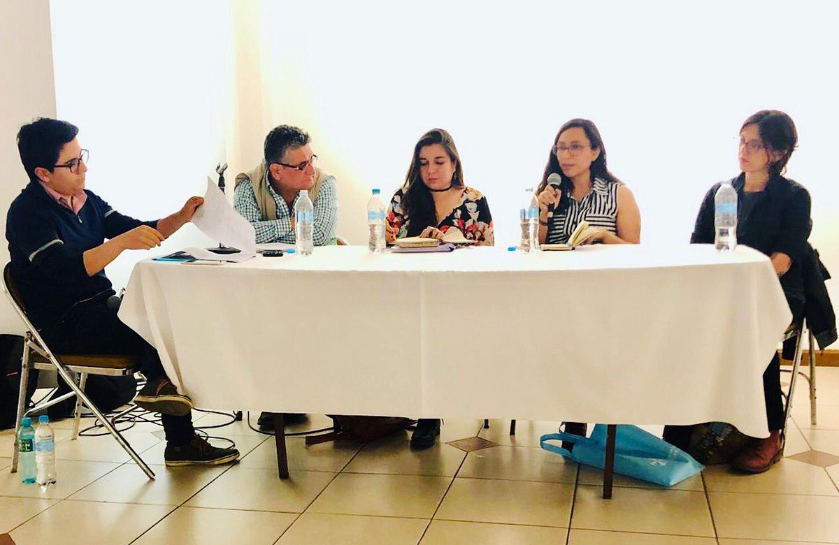 Fermaria's tweet photo. Esta fue una mesa muy divertida en la #FeriadelLibro de la @PUCE_Ecuador. Compartimos experiencias sobre la crónica, anécdotas, frustraciones y diversas miradas. #crónica #filpuce @yulymarcillo @atacamestonic https://t.co/7BcrfOBJta