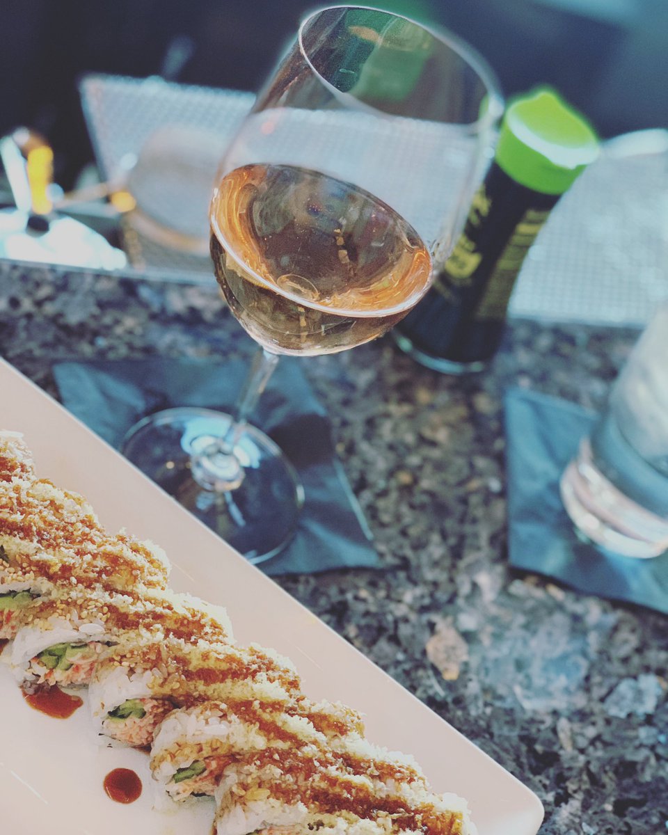 🍣🌹 Sushi and rosé at Kasai Scottsdale to celebrate national rosé day! 
.
.
.
.
#travelsuncorked #rosé #nationalroséday #roséallday #kasai #kasaiscottsdale #scottsdale #datenight #saturday #sushi