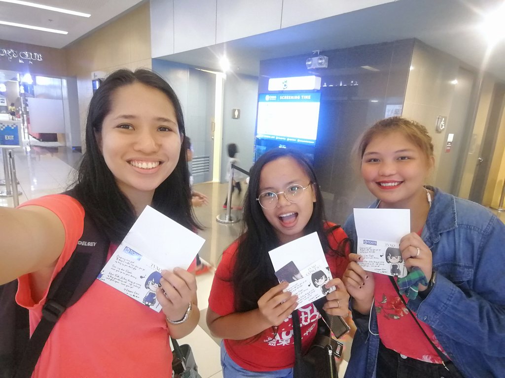 mirotica9's tweet photo. Kyaaaaahhhh!!! We're seeing TVXQ! Happy to meet these fellow cassies!!! Thank you Inang @happeehour! Eggzoited for July 13! #teamSMBF #TVXQinManila https://t.co/0osZ274xrA