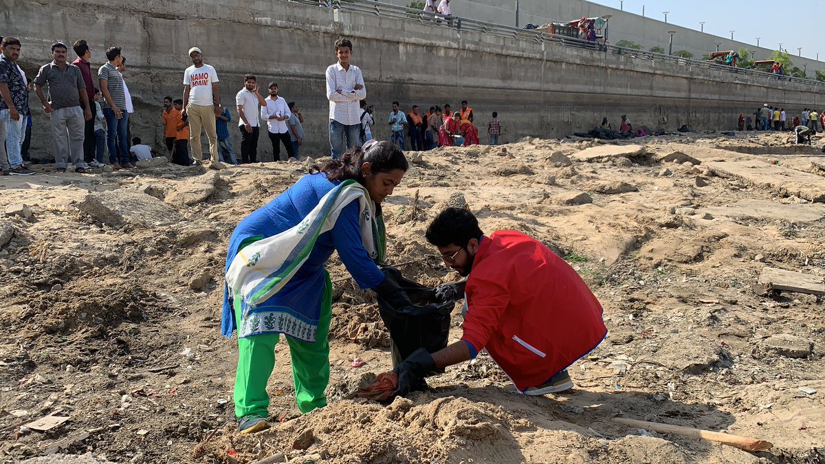 GypsyEvents's tweet photo. #GypsyExclusive @JigardanGadhavi joined #SwachhSabarmatiMahaAbhiyaan this morning with Hon.Mayor of #Ahmedabad @ibijalpatel https://t.co/FPE0VGSgb0