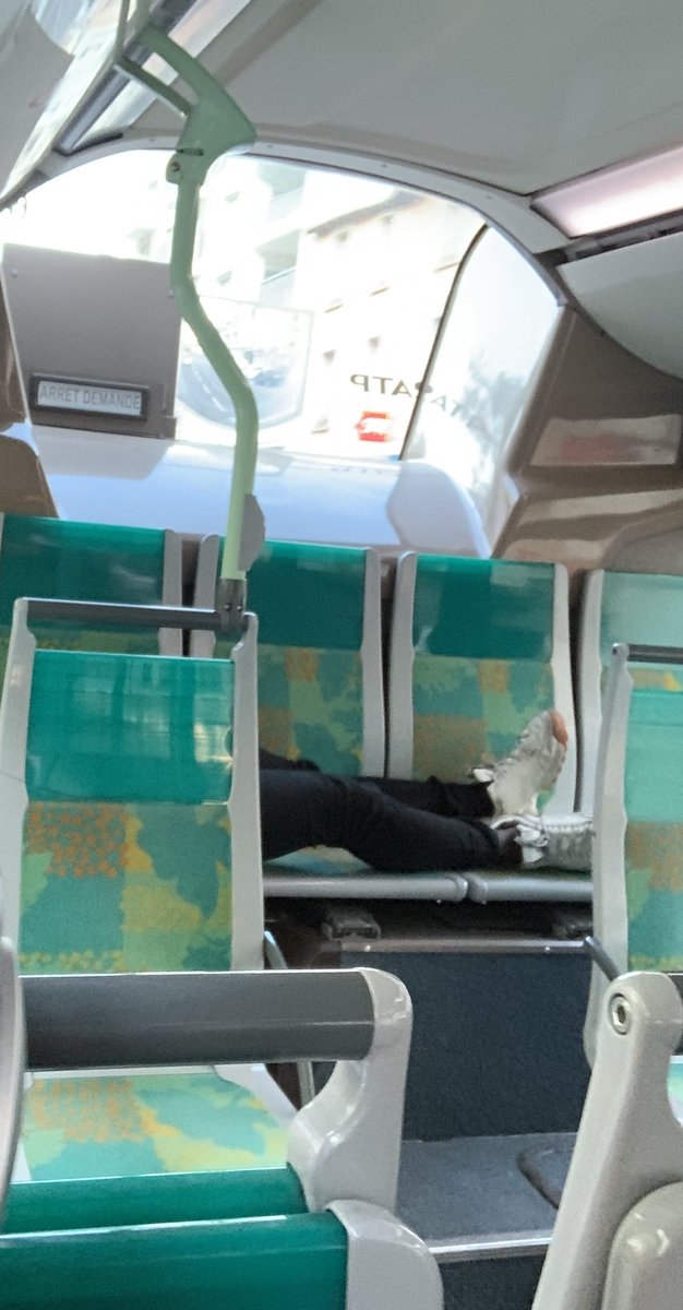 fanny_abernathy's tweet photo. Même dans le bus.... 🤬🤬🤬 #bus194 https://t.co/FLJezVTQAt