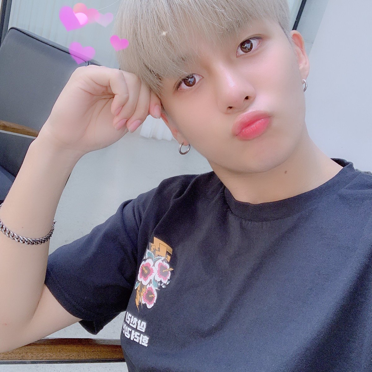 ATEEZofficial's tweet photo. [#종호] 에이티니 보고싶다아아❤️🧡💛💚💙💜
#ATEEZ #에이티즈 https://t.co/URhUlS6Rnb
