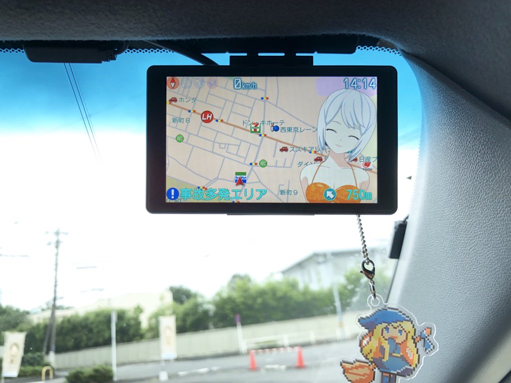 Flying 吊り下げはコレをフロントガラスに貼り付けてるだけですw なんならコンパクトなマグネット式スマホホルダーとかでもいいと思います ケーブルも上に向かって雑にピラーを這わせてるだけなので割と簡単ですよー T Co Hyzh0kcm1k