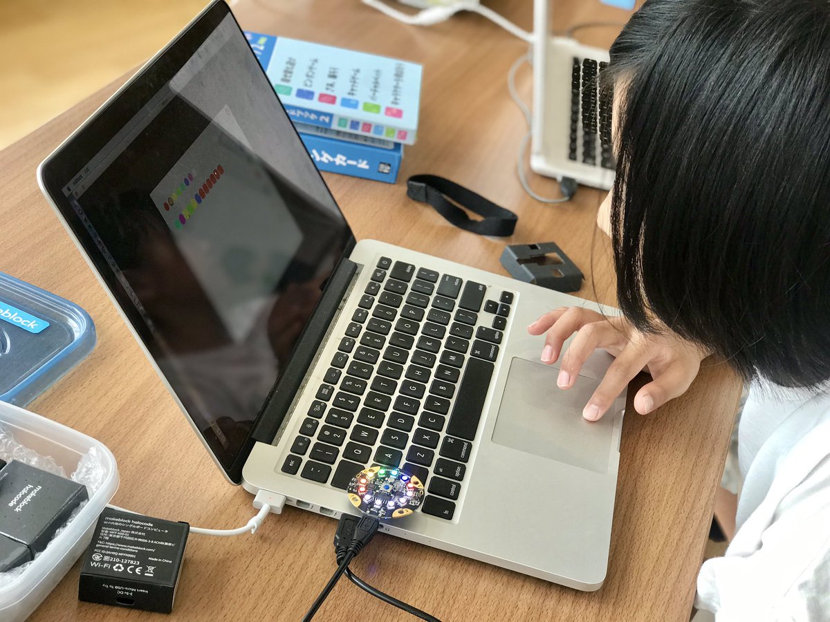 CoderDojoTotori's tweet image. HaloCodeをCoderDojo鳥取に持って行ったら、さっそく女の子がかまってました。LEDが虹色に光るのでGirlsウケよさそうです♡ちなみに、同じくMakeBlock社のCodeyRockyも簡単にプログラムできるので、ほかの女の子が楽しんでました。
#makeblock #MakeblockHaloCoderDojo #halocode