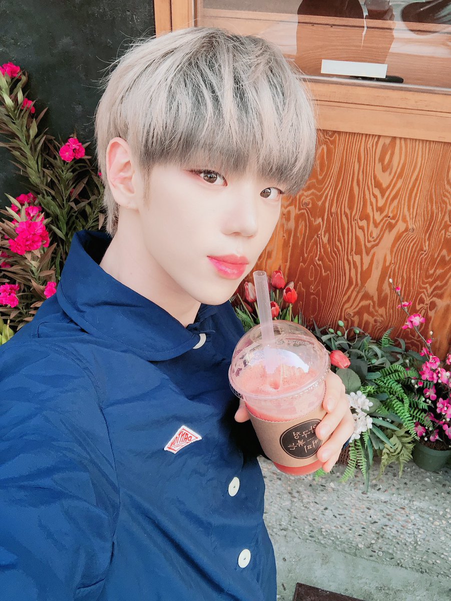 official_ACE7's tweet photo. [#에이스_김병관]
초이들 날씨가 슬슬 더워져요!!
수분충전 잘 하고 몸 잘 챙기기❤️
It’s getting hot!
Take care of your self choice❤️
#ACE #에이스 #수박 #언더커버 #UNDERCOVER https://t.co/CyRCAscxik