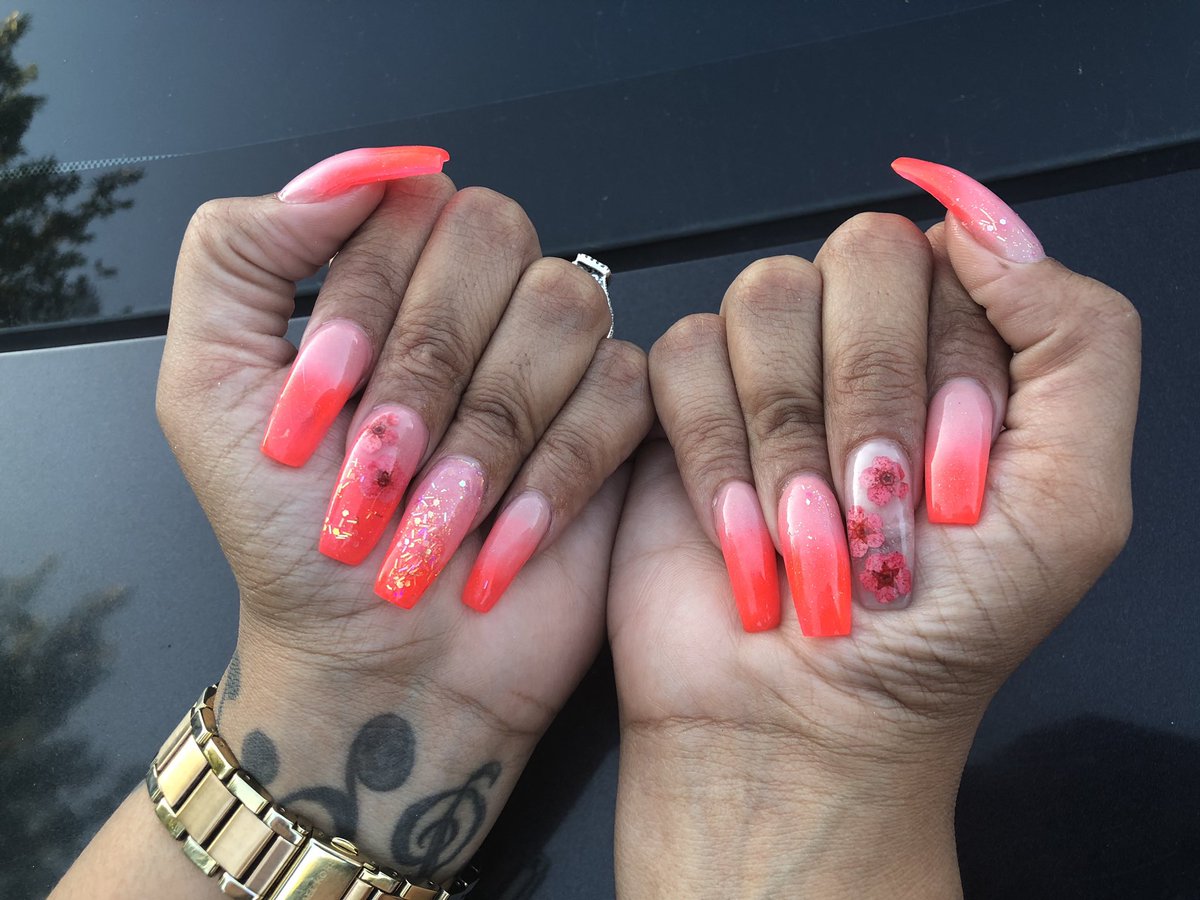1annagibson's tweet photo. LOVING THE COLOR! 💅🏼 I just went with the flow and this is what I ended up with and I mixed colors to get the color I wanted.. #nails #nailsofIG #nailtech #acrylicnails #iammyownnailtech #ilovewhatido #gelpolish #ombre #encapsulatednails #glitter #creativity https://t.co/P7dBABgAwa