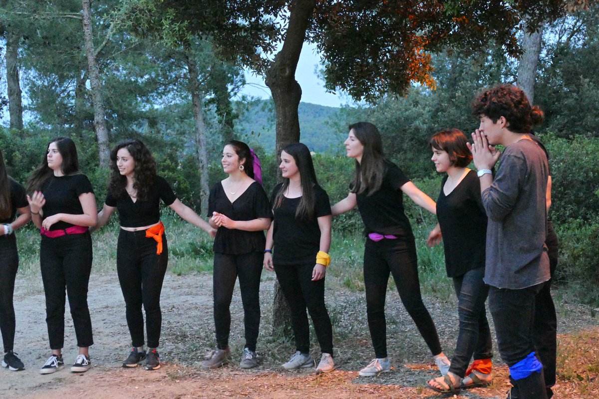 CoralMontau's tweet photo. Ahir a #Begues els Giants de la @CoralMontau actuaren davant l' explanada de l' Ermita de St Eulàlia dins dels #ForumsdelEspluga https://t.co/unkfG0rtQt
