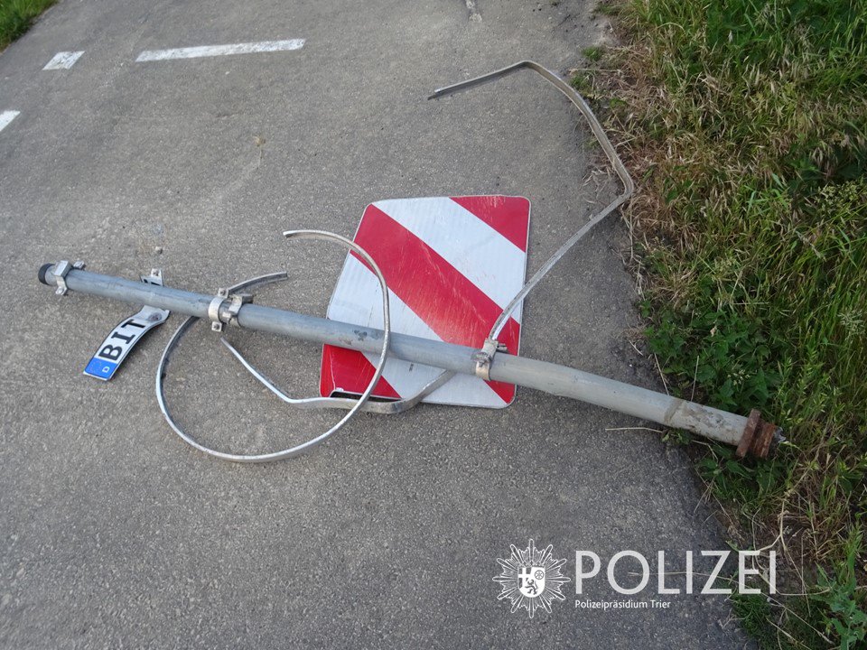 PolizeiTrier's tweet photo. Alkoholisierte 30-Jährige fährt am frühen Samstagmorgen ein 🛑 um und flüchtet nach Hause, um ihren Rausch auszuschlafen. Das an der Unfallstelle zurückgelassene Kennzeichen hat die Ermittlungen der #BitBürgerPolizei deutlich beschleunigt. 😉 #respectthelimit #toodrunktodrive *nh https://t.co/s0rdaikhmf