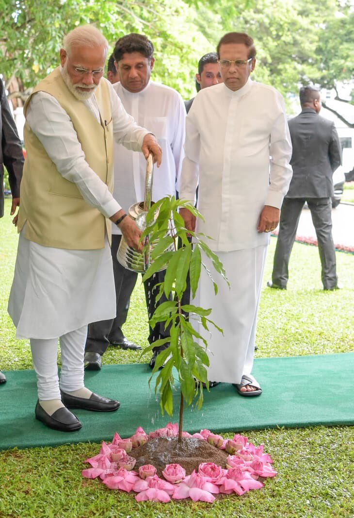 saksivarnan's tweet photo. PM @narendramodi plant a sapling at the President’s House!
#Srilanka #Colombo #lka #India 🇱🇰🇮🇳#ModiInSriLanka #ModiInSL #ModiVisitSL https://t.co/0gi4s9EeFf