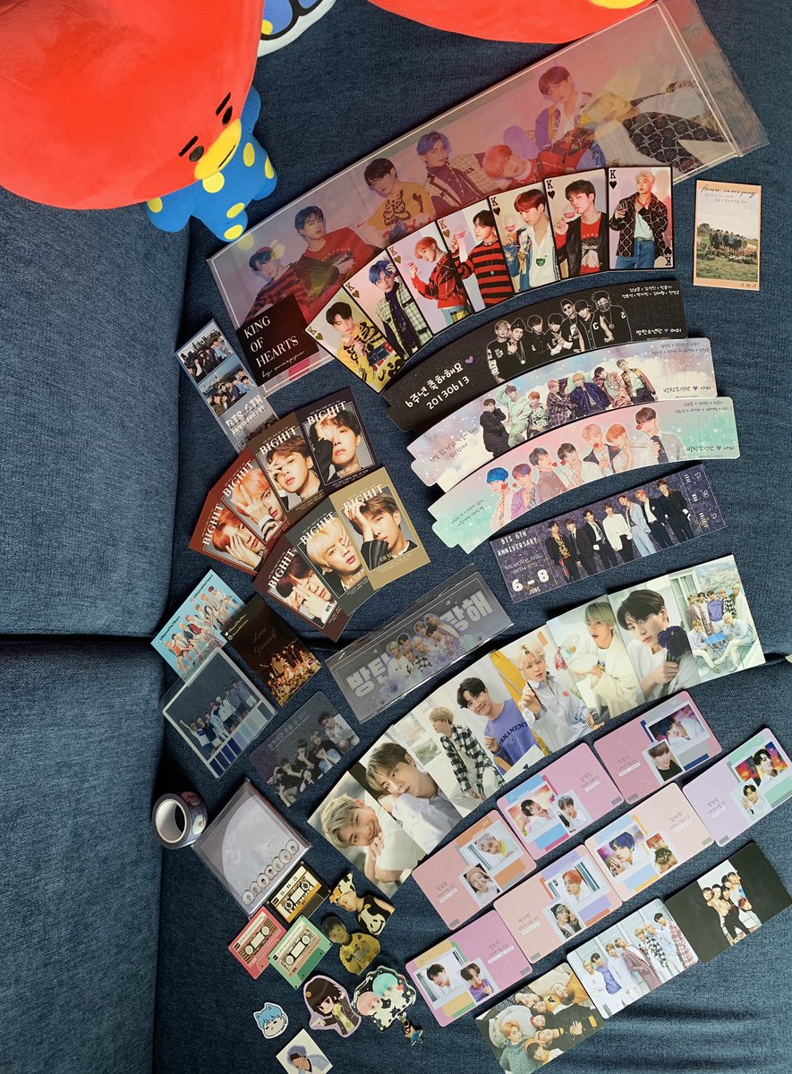 jjooeeii's tweet photo. 🥰Really love all the fs that I’ve gotten from this cafe event @MemorylaneBTS Love all the cup sleeves, Pc n pvc prepared 💜😍
So much effort and sincerity 🥰👍🏻
#MEMORYLANEBTS #SGMEMORYLANEBTS 
#BTS #BTS6thAnniversary #SGARMY https://t.co/w3g1QFgZ4S