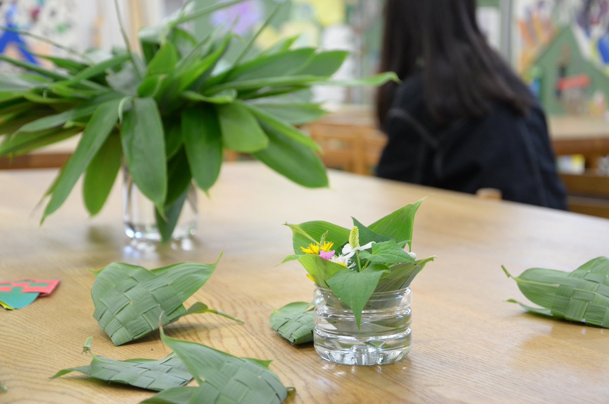 横浜創英大学 A Twitter 今回の模擬授業は つくってみよう 子どもが喜ぶおもちゃ作り です 笹の葉を使って花のカゴを作ります いつでも参加可能なので 気軽に覗いてみてください こども教育学部 若生 オープンキャンパス 工作 幼児教育 子ども 笹の葉