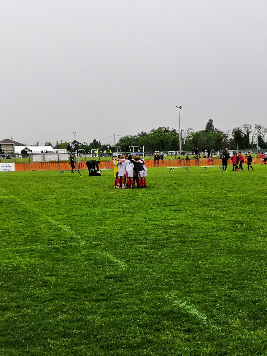 FCSTEFOYLESLYON's tweet photo. Sous une pluie battante, notre équipe s'est incliné 2-1 face à @nimesolympique !! 🔴🔵
#fcstfll #❤️💙 https://t.co/8vHEZSJkw6
