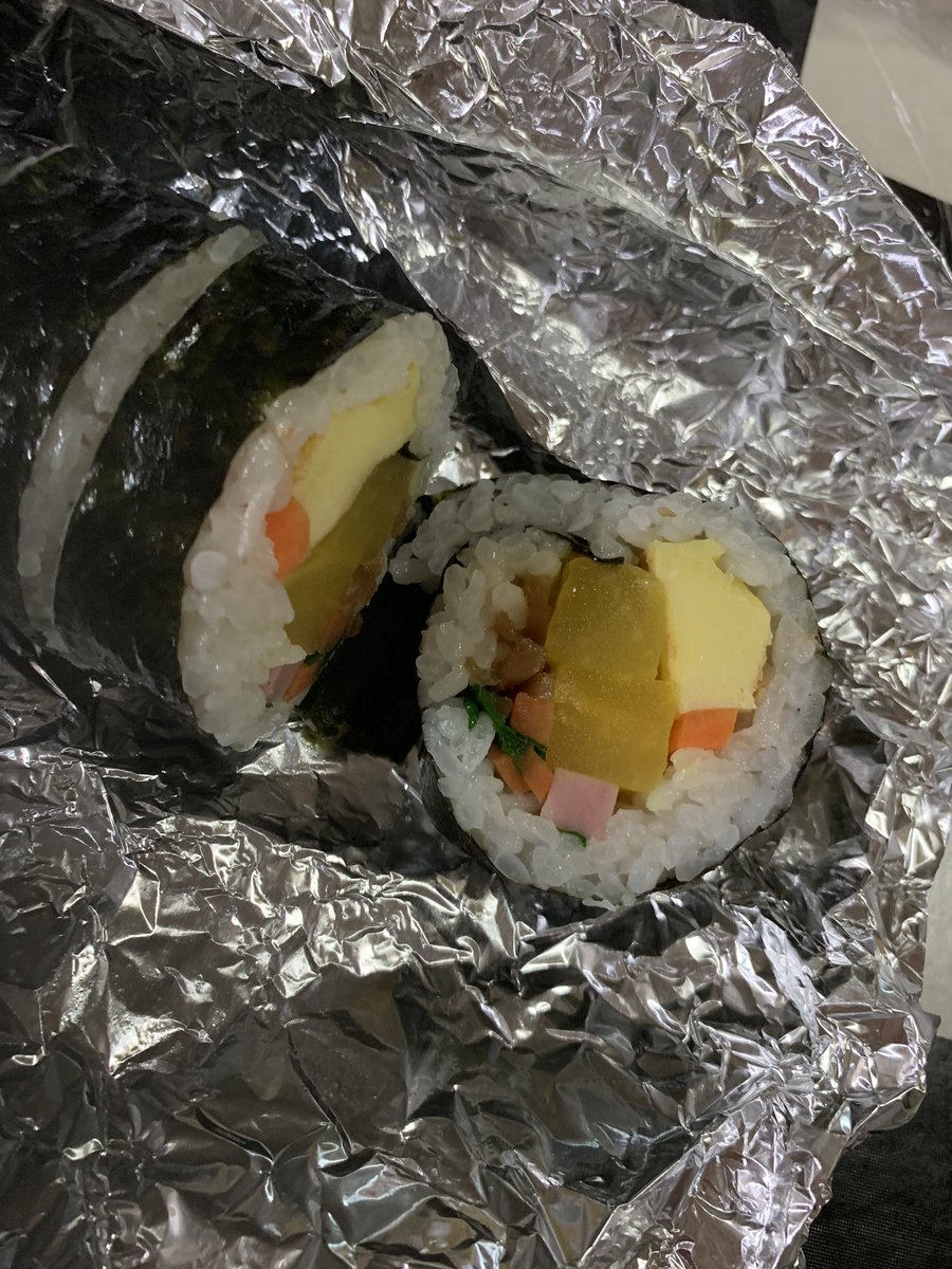 aroo1995's tweet photo. 이제 김밥에 단무지 두개들어가는구나.. https://t.co/GpPVL4OzD4