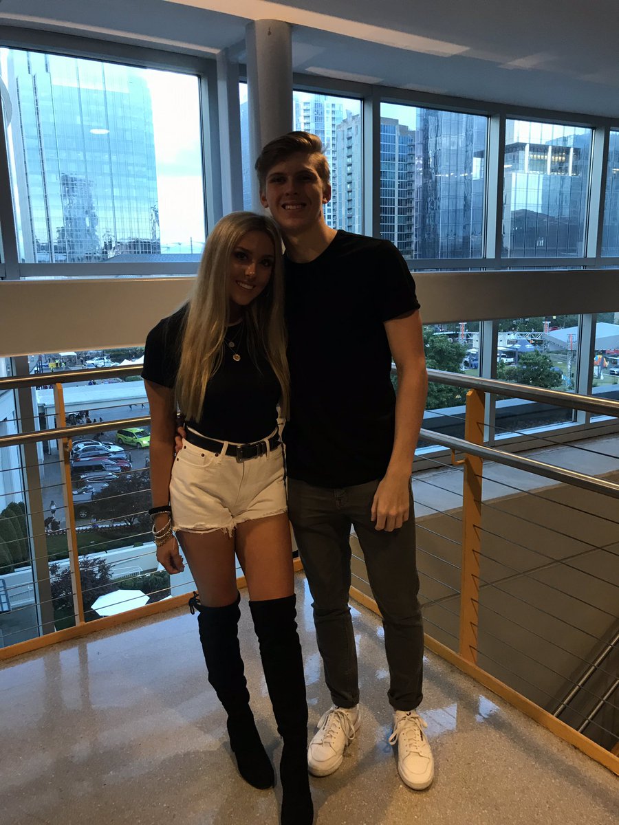 singbeautybabe's tweet photo. We love bad lighting :) but ootn for the Ariana concert last night https://t.co/6HfxJBgk0j