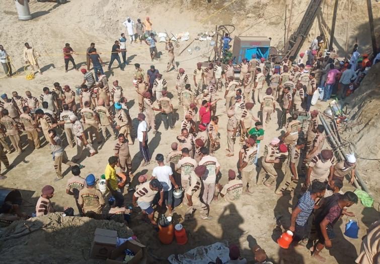 1313Gurpreet's tweet photo. 🙏🏻
Brilliant jobs by the followers of Dr. @Gurmeetramrahim for saving a little life
🙏🏻
Heartily praying for this 2 years old ‘Fatehveer’ trapped in #borewell for over 40 hours
🙏🏻
#derasachasauda #GreenSWelfareForce #RamRahimSingh  #Fatehveer #Sangrur #Punjab #DSS #FatehveerSingh https://t.co/Ry5Pe1TP6E