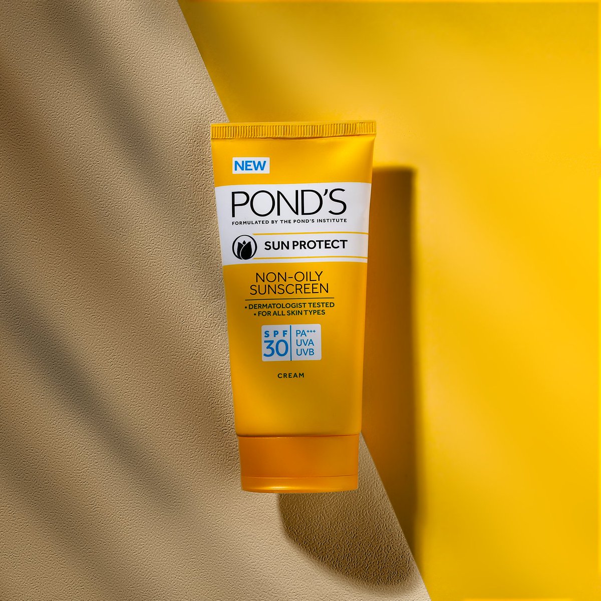 PondsIndia's tweet photo. Spending the Sunday outdoors? Don’t forget to apply the Pond’s Non-Oily Sunscreen, 20 minutes before heading out!🌞
Tag a friend and share this tip!😊
#Ponds #PondsIndia #PondsNonOilySunscreen #BeSunReady #Skincare #Beauty https://t.co/g0HLLeVQ8M