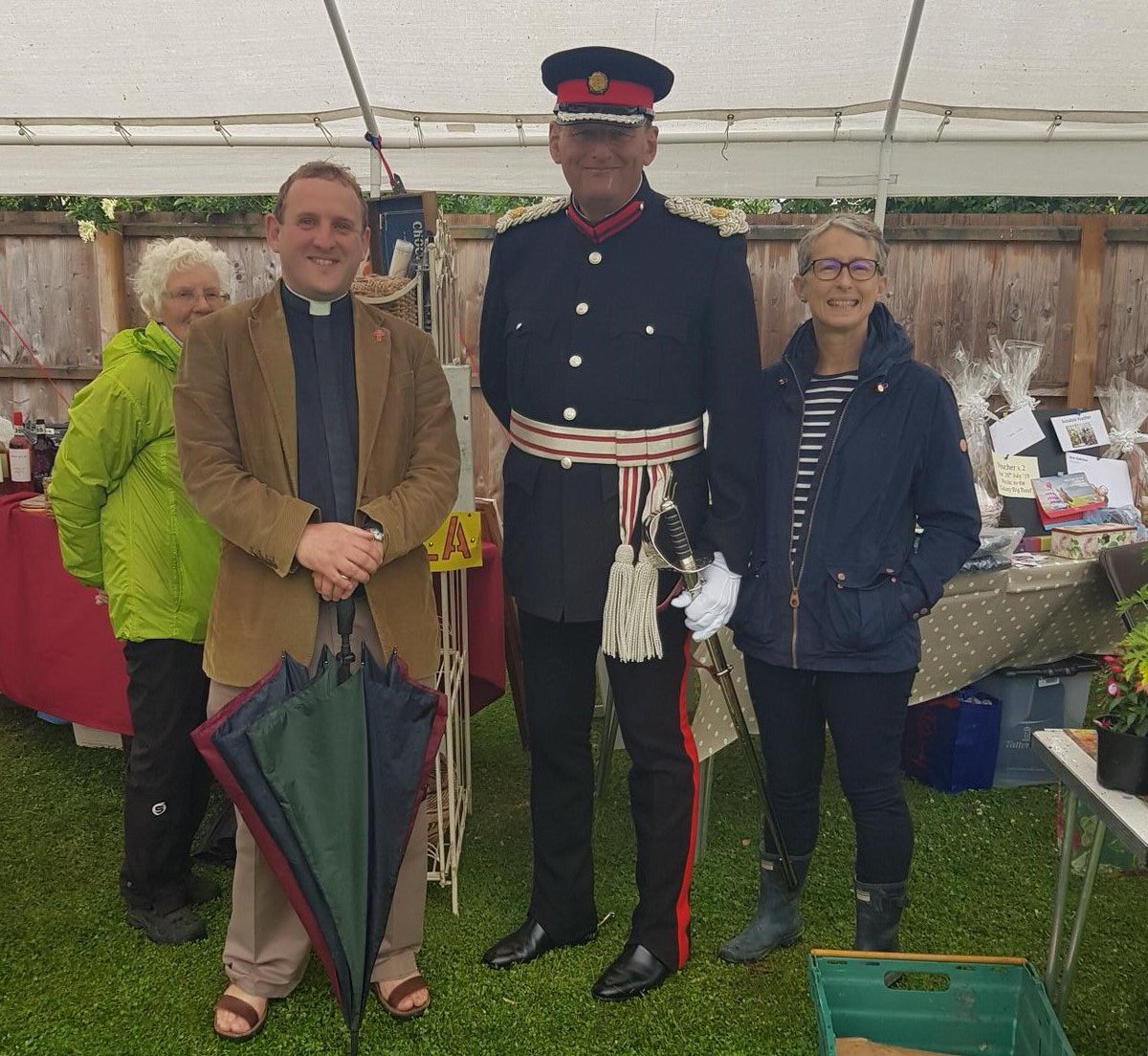 Lord_Lt_Cambs's tweet photo. Thanks to ⁦@chrisdeytonbell⁩ for flying the flag at the #Snailwell Family Fun day and even judging the hotly contested dog-show! A day of wellington boots &amp; sunglasses enjoyed by in all in true #British spirit. https://t.co/8IBsY9fp7T
