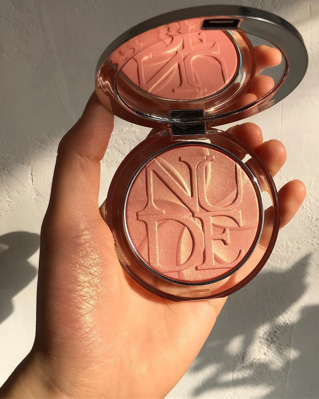 on X PRE Diorskin Nude Luminizer Lolli Glow Limited Edition Powder 2 Peach delight Pink delight 1 650. 2 000 40 60 meehgoxUSA https t Ay04t3rz9T X