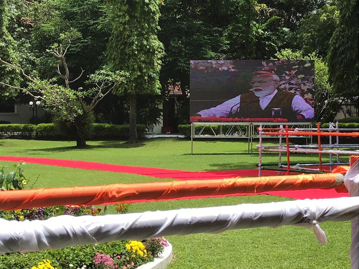 saksivarnan's tweet photo. Hundreds of people gather at India House in Colombo to welcome PM @narendramodi. PM is scheduled to greet them in the afternoon 2pm!
#Srilanka #lka #India 🇱🇰🇮🇳#ModiInSriLanka #ModiInSL #ModiVisitSL https://t.co/2VpQUjfJbB