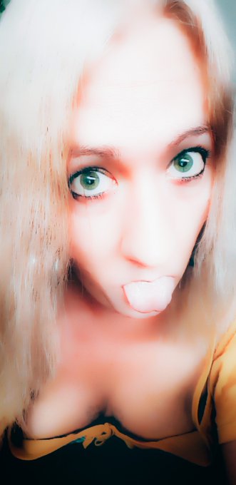 "What do you think?"
🤣🤣💋🤪🌞✔️
#blonde #thinking #dumb #tongue #SundayMotivation #greeneyes #selfie #shemale