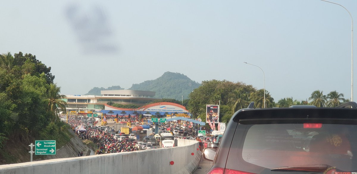 WaOne's tweet photo. Antrian di Pelabuhan Bakauheni Lampung #indonesia
#Mudik2019 
#InfoBalikElshinta 
@HutamaKarya 
@HK_TollBakter 
#KompasUpdate 
#Liputan6SCTV 
#MudikGesit2019 
#bakauheni 
#sabar 
#idulfitri2019
@lewatmana 
@lewatmanacom https://t.co/pHkSvFEwGc