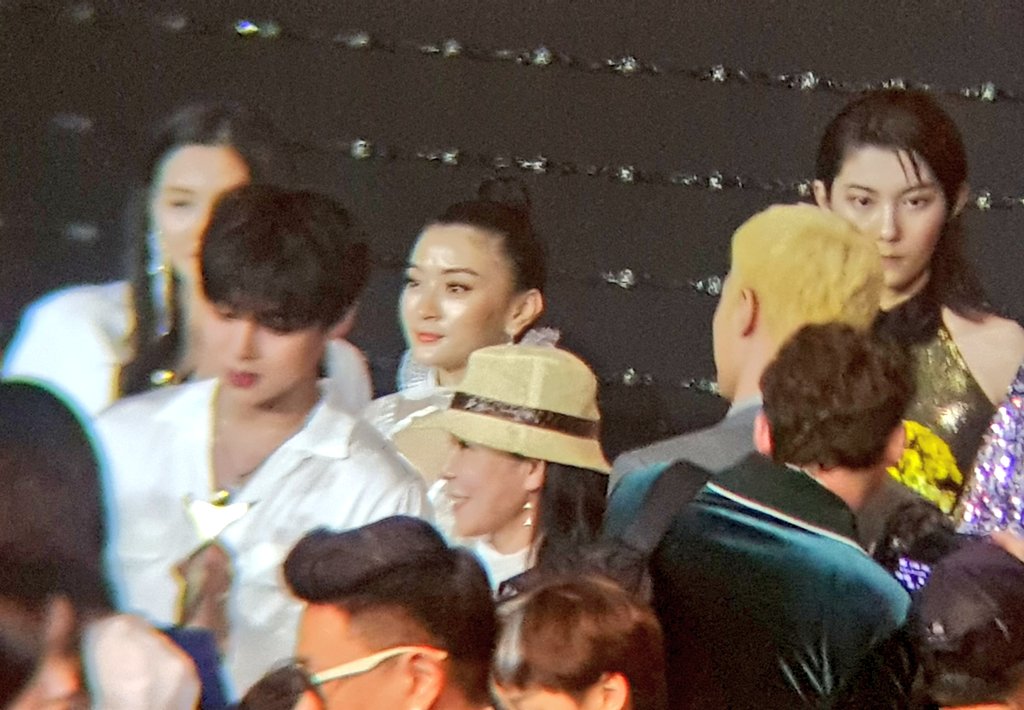 inj1995ij's tweet photo. 스윗하게 눈부셔하는 지훈이 형아 눈가려주는 관린이도 스윗~ https://t.co/aDf6TeFhWO