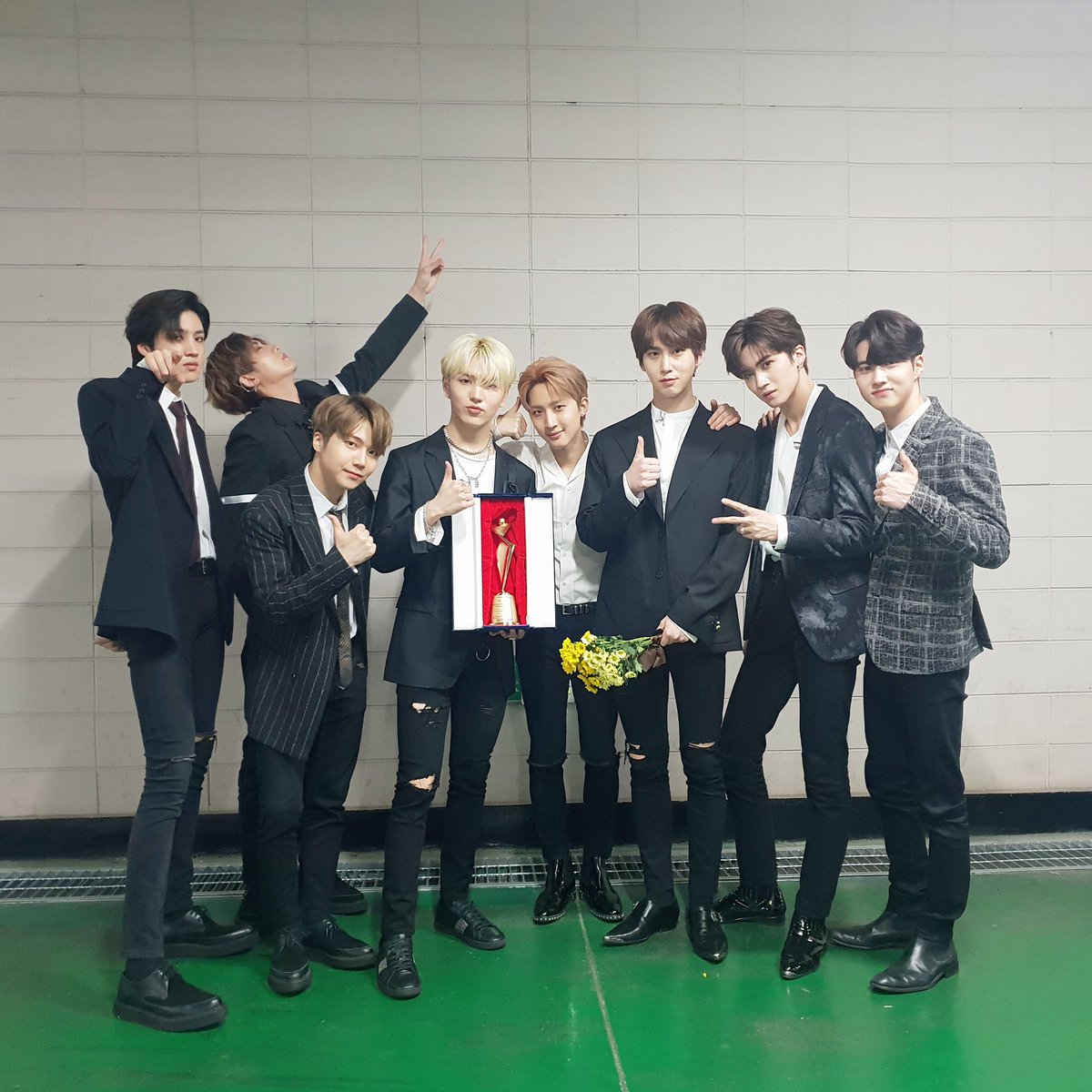 CUBE_PTG's tweet photo. [📸] 20190609 @ 2019 14th Asia Model Festival in Seoul

펜타곤의 인기 스타상 수상을 축하합니다🏆
항상 응원과 사랑 보내주시는 유니버스 여러분 감사합니다🙇🏻‍♂️

#펜타곤 #PENTAGON
#AsiaModelAwards #아시아모델어워즈 https://t.co/zulbu1K5YQ