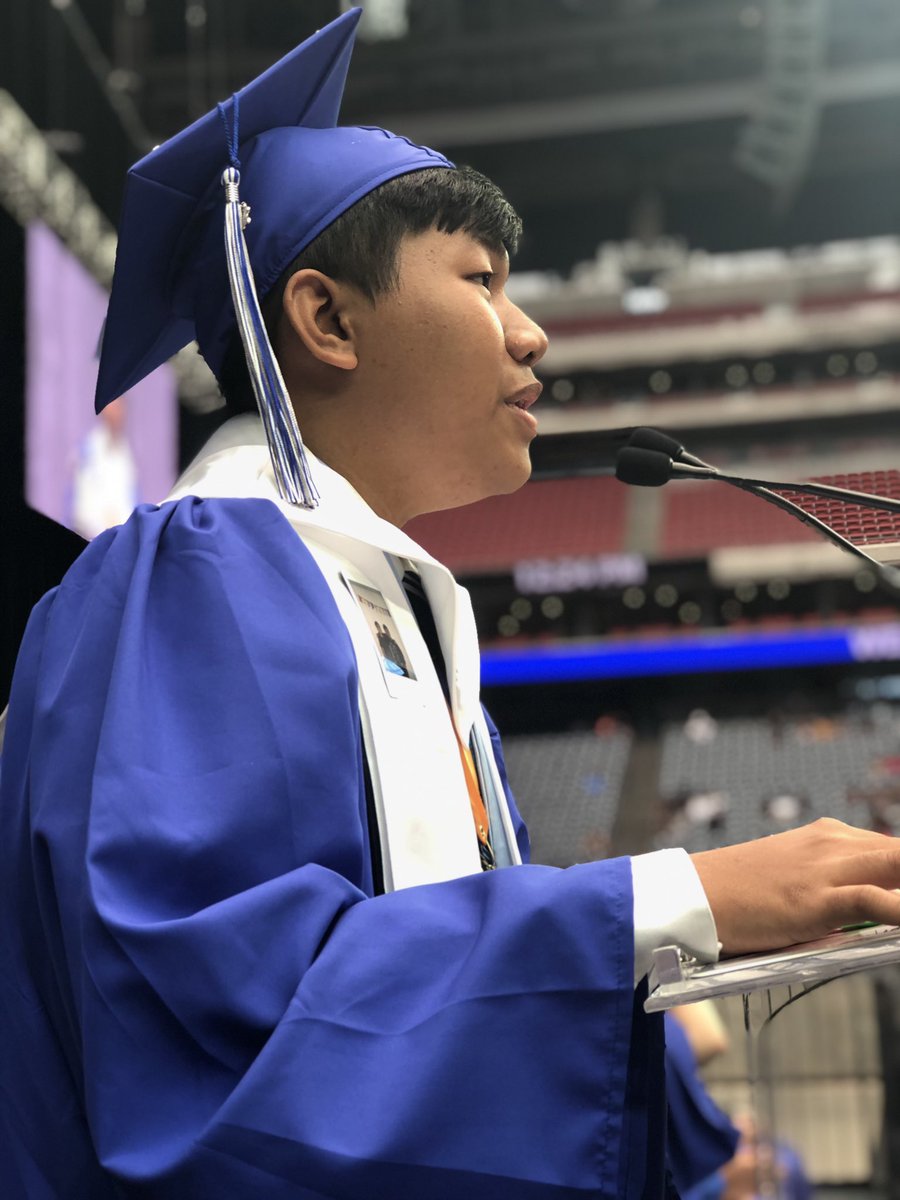 ChavezTexas's tweet photo. Front row seats @ChavezTexas graduation are pretty amazing. Thank you Lobo graduates for all of your successes. We look forward to you leaving your mark on Houston, Texas, the US, and the world. #WeAreChavez #ChavezIsHome @LiraSerg https://t.co/IgUp2Xg3P5