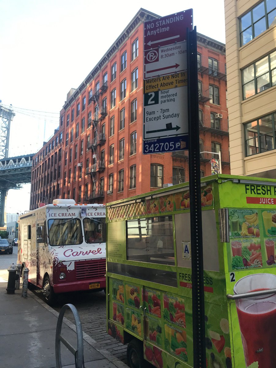 MooieSunshine's tweet photo. @DUMBOActionComm #dumbotraffic @NYPD84Pct  @StephenLevin33 

Washington and Water Street at 8am. Smoothie Truck left all night in NO STANDING zone! https://t.co/GkzITsdYMI