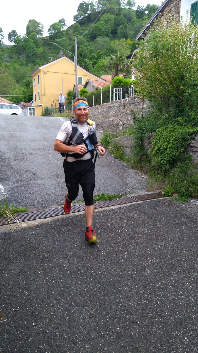 ValliAntola's tweet photo. Ecco l'arrivo dei primi concorrenti alla #Rigantoca, la maratona organizzata dal @CAI150 dai forti di Genova a Caprile nel @parcoantola. 5h40' per 42 km. con oltre 2000 m.di dislivello, un record https://t.co/hXlx0eEYfJ