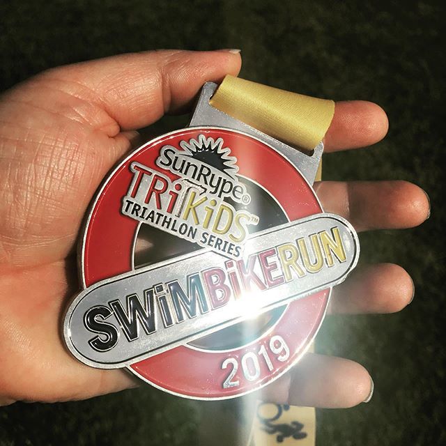 zoomphoto.ca #freeracephotos Check out this year’s bling for #SunRypeTRiKiDS this season…the medal is huge &amp; super shiny. Good luck to all the #TRiKiDS have a great race! 🇨🇦 #sportsphotography #eventphotography #finisherpix #racepartners #activekids #healthykids …