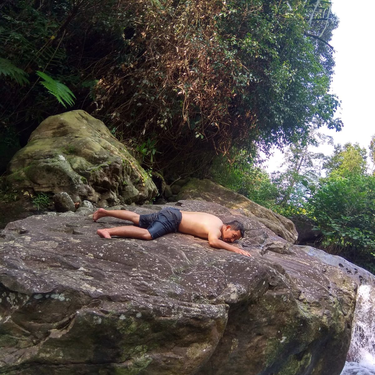 UBangsad's tweet image. Mau jadi spiderman cuma kurang tinggi piyeee