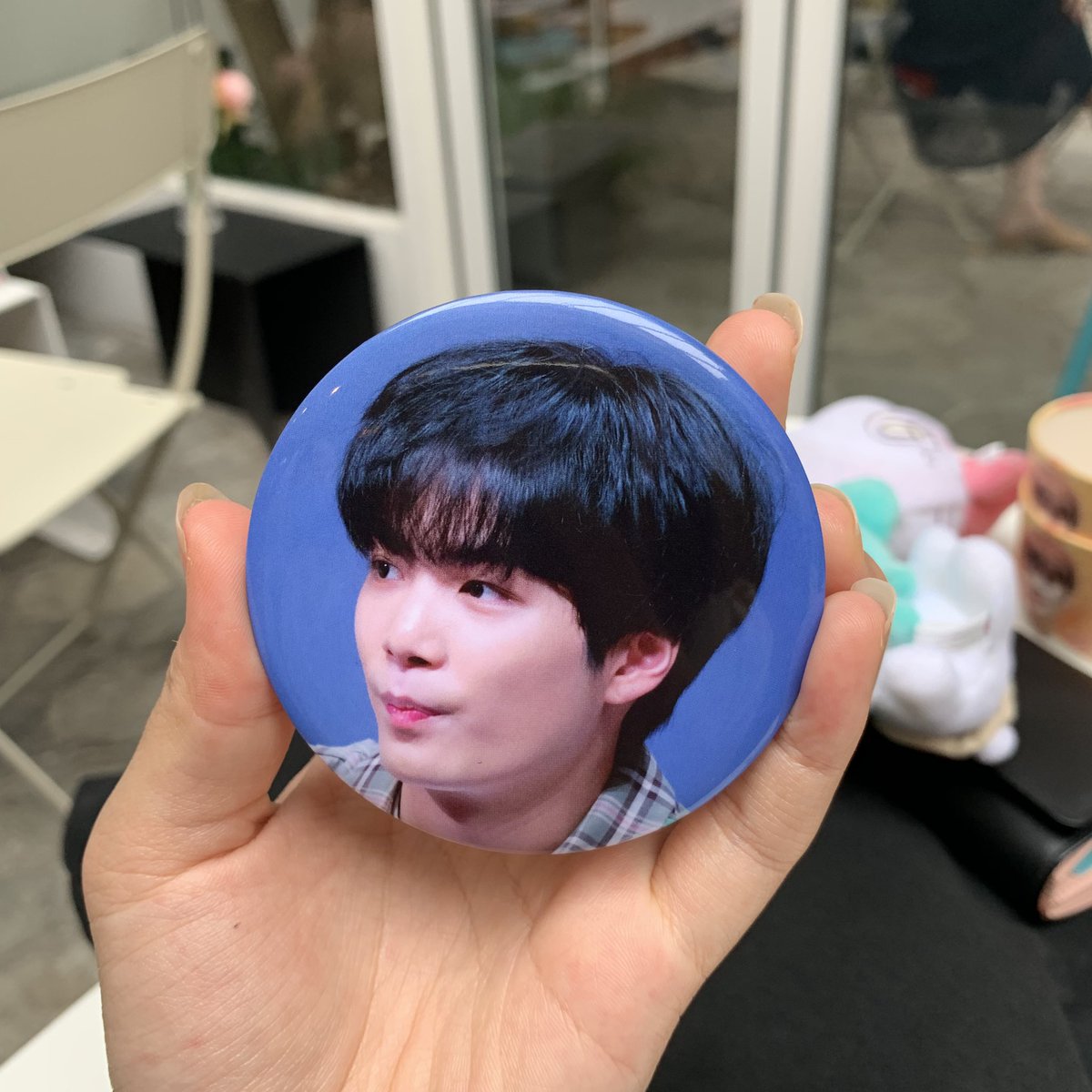 u_n_h_a_k's tweet photo. 💚쩨알투어💚
190608 봉수아 카페!
아기자기하게 내부가 잘 꾸며져있어서 좋았고 , 음료를 주문하고 컵홀더 달라는 이야기 안했으면 못 받을뻔 ,, 마지막은 아니였지만 어떨결에 마지막번호가 되어 거울을 받았어용! 예쁘게 잘 쓰겠습미당💚 준비해주신 @potach_ 님 감사합니다!! https://t.co/s6svBa4scc