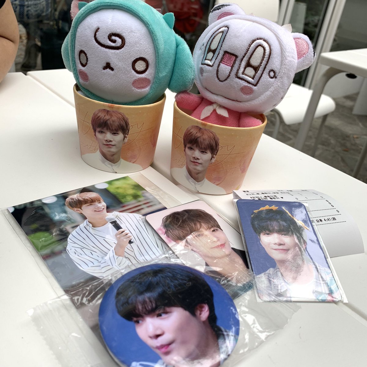 u_n_h_a_k's tweet photo. 💚쩨알투어💚
190608 봉수아 카페!
아기자기하게 내부가 잘 꾸며져있어서 좋았고 , 음료를 주문하고 컵홀더 달라는 이야기 안했으면 못 받을뻔 ,, 마지막은 아니였지만 어떨결에 마지막번호가 되어 거울을 받았어용! 예쁘게 잘 쓰겠습미당💚 준비해주신 @potach_ 님 감사합니다!! https://t.co/s6svBa4scc