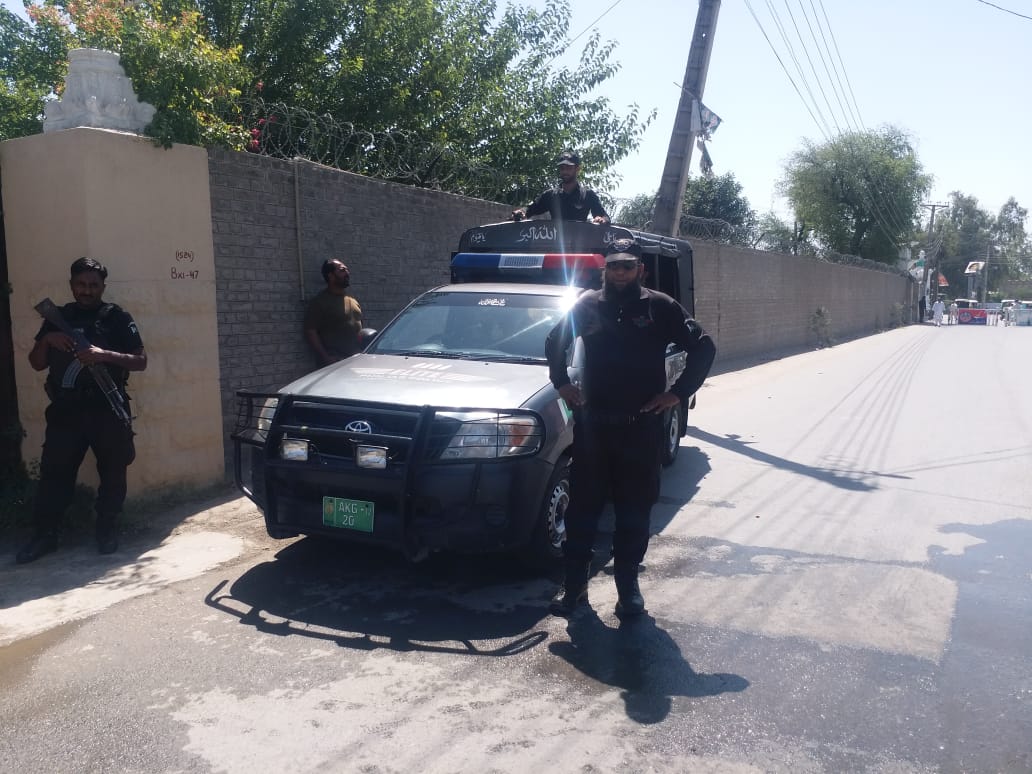 AttockDpo's tweet photo. ہم دھوپ میں مانند دیوار کھڑے ہیں !!!
#AttockPolice #ChurchDuty #UpAndAlert https://t.co/13TqRrbYiz
