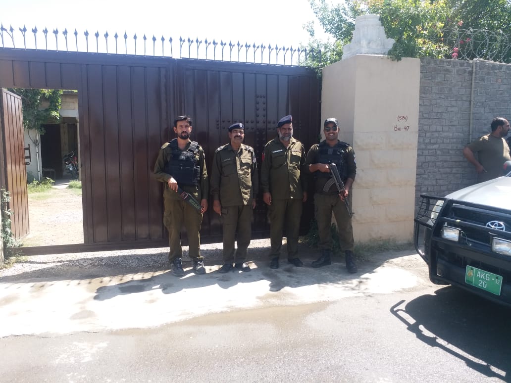 AttockDpo's tweet photo. ہم دھوپ میں مانند دیوار کھڑے ہیں !!!
#AttockPolice #ChurchDuty #UpAndAlert https://t.co/13TqRrbYiz