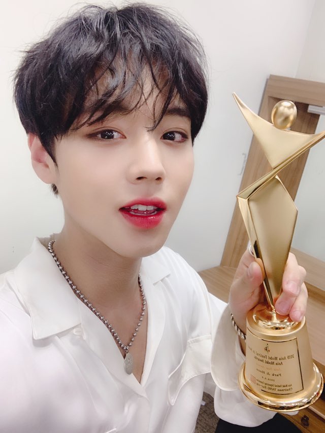 [#JIHOONow🏆]

메이 덕분에 아시아 스타상을 받았는데요🥳🥳 모델 어워드 함께 해주신 MAY 여러분들 감사합니다🙏🏻 트로피와 함께한 지훈의 셀카를 보시구 비가 오지만 집에 가는길 모두 조심히 들어가세요☔️

#박지훈 #지훈 #ParkJihoon #Jihoon #아시아_스타상_축하합니다🎉