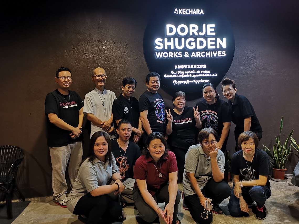 Joyk999's tweet photo. #TrendingNow
Proud #DorjeShugden #people showing off their #cool office #signage at #KecharaForestRetreat
https://t.co/71xexzuYPl 

#TsemRinpoche #Dharma #legacy #blessed #DalaiLama #Tibet #Tibetans #Shugden #rangzen #kadampa #China #enlightenedmaster #Time2Rise #wisdom #selfies https://t.co/29kORAiwoi