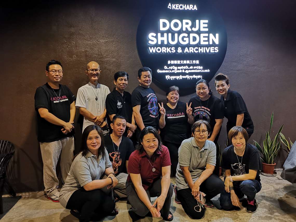 Joyk999's tweet photo. #TrendingNow
Proud #DorjeShugden #people showing off their #cool office #signage at #KecharaForestRetreat
https://t.co/71xexzuYPl 

#TsemRinpoche #Dharma #legacy #blessed #DalaiLama #Tibet #Tibetans #Shugden #rangzen #kadampa #China #enlightenedmaster #Time2Rise #wisdom #selfies https://t.co/29kORAiwoi