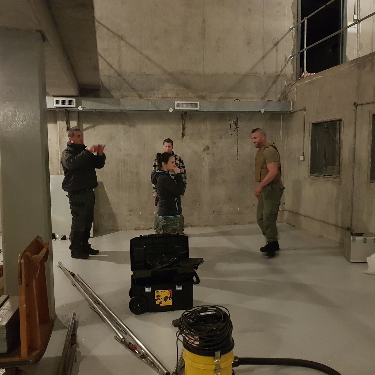 twofatgingers's tweet photo. Onset with the pros @DamienPuckler @EvilAvidEditor @ClearFocusMovie @halloweengal #GaryKasper #redwoodmassacre https://t.co/pPOdPSXDtu