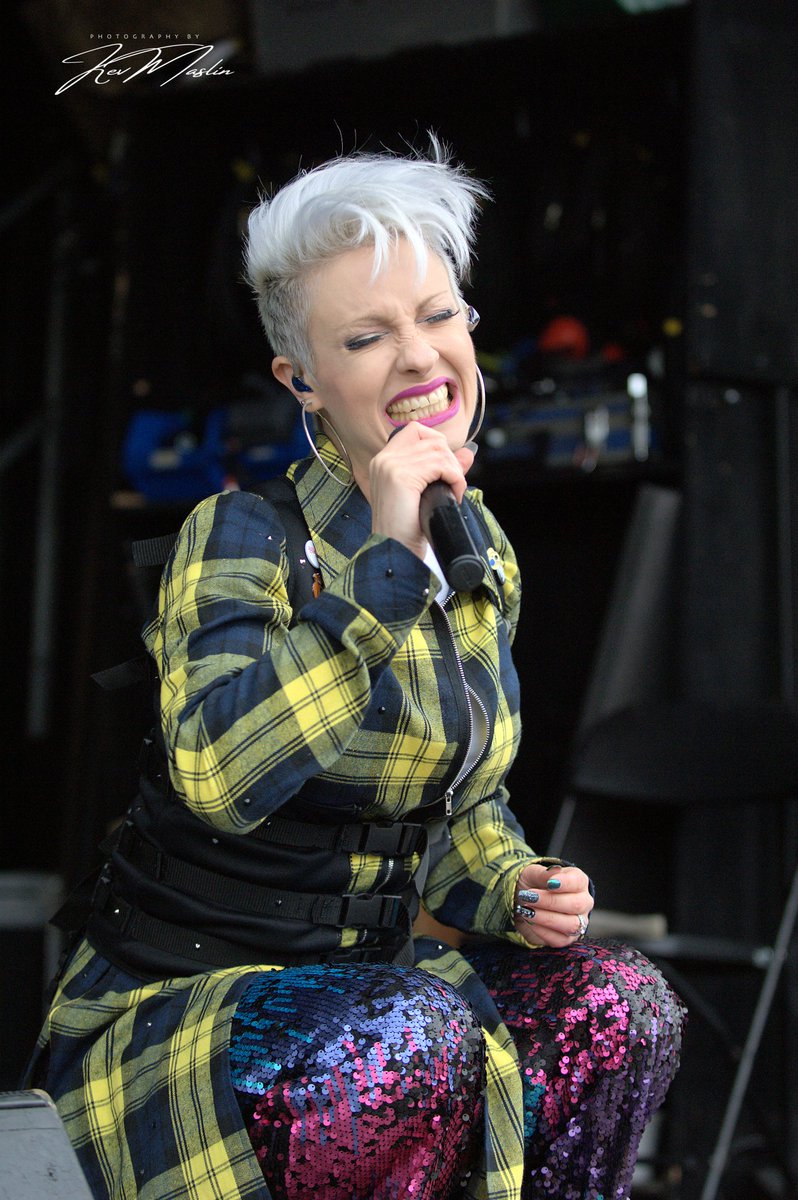 kevmaslin's tweet photo. My very talented cousin-in-law @StacyRoxxGreen as @Pink belting it out to the crowd at Bilston Steelstock yesterday.
#rockchick
#bilston
#pinktribute
#rockphotography https://t.co/qIhXUD2nr5
