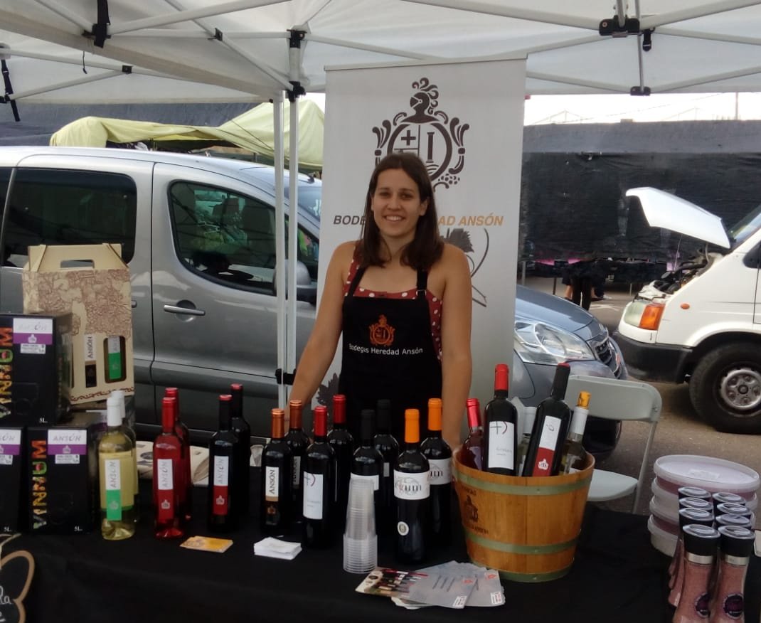 aragonentumesa's tweet photo. Si os gusta disfrutar del vino 🍷 de Aragón, venir al Mercado La Almozara/Rastro de #Zaragoza Las bodegas @HeredadAnson están allí. #PonAragónEnTuMesa #DoyMiCaraPorElMercado @MercadosZgz https://t.co/ahQv0G12nj