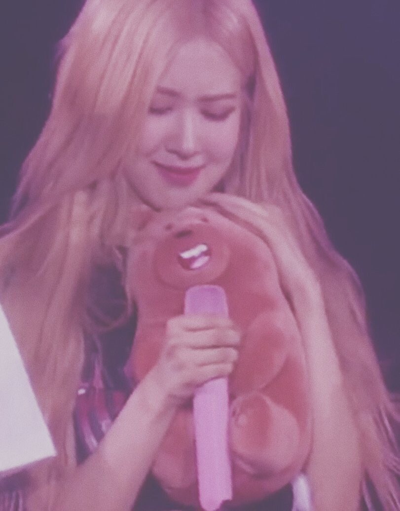 blackpink_ri4's tweet photo. このクマ？のぬいぐるみ体調不良で出られないジェニに見立ててギューって抱きしめたり、マイク向けたりしてるチェヨンまじでやること可愛い。
3人とも尊過ぎる。やっぱり4人でBLACKPINKなんだよね。1人でも欠けると嫌なんだよね…あーー好き(結局) https://t.co/cBhIi5X0PL