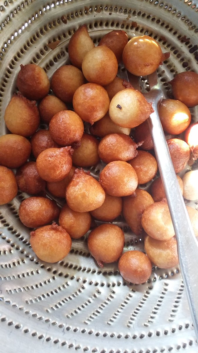 hmcakes_'s tweet photo. Please ya'll  should clarify something for me.

How do you like your puff puff?
A- light brown 
B- Dark brown??

Please reply and retweet. Thank you🙏 https://t.co/MAhvllU8Jb