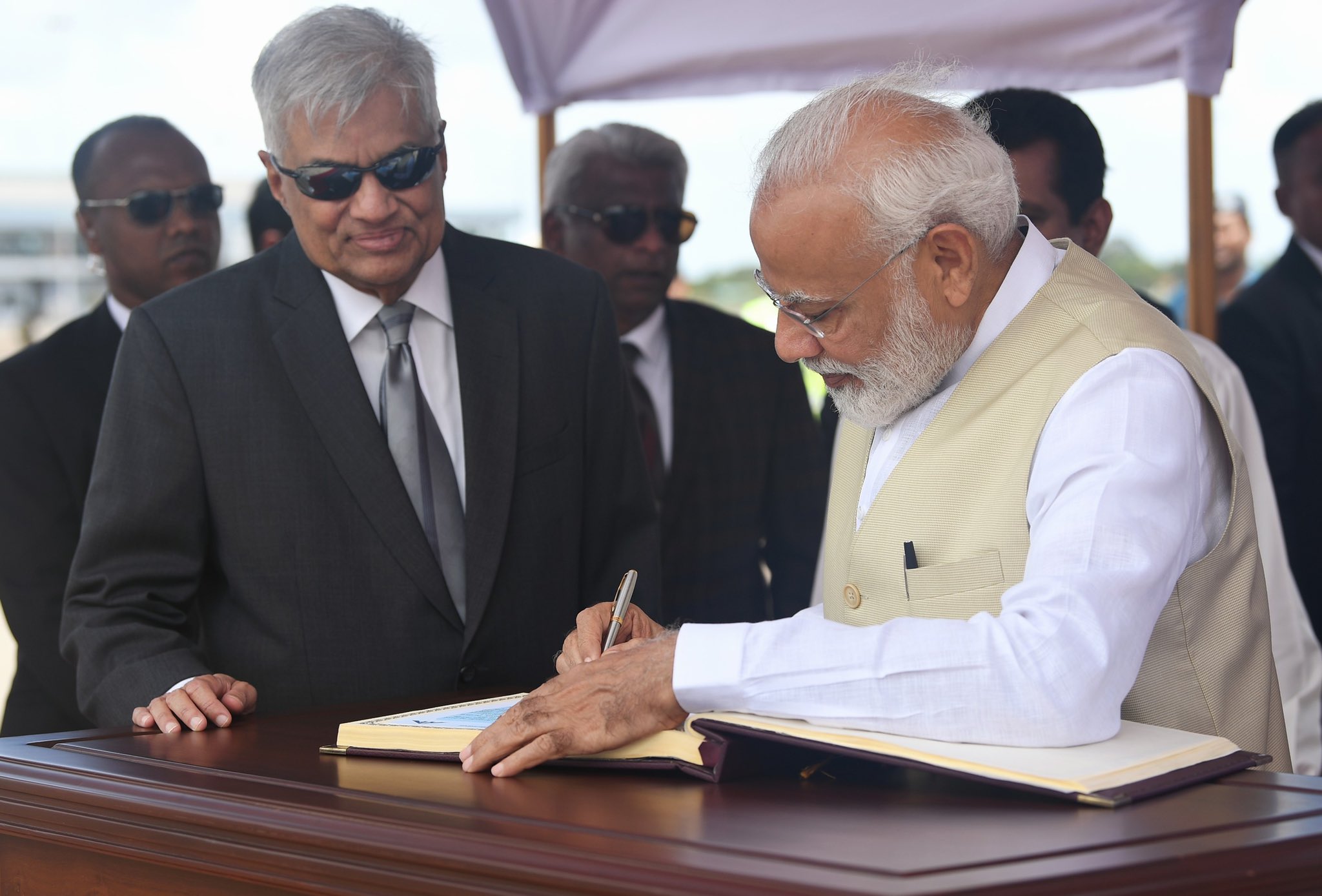 Narendra Modi on Twitter: "Had fruitful discussions with Prime Minister  Ranil Wickremesinghe. Assured India's full support to further strengthen  bilateral development partnership including through people oriented  projects in Sri Lanka. https://t.co ...